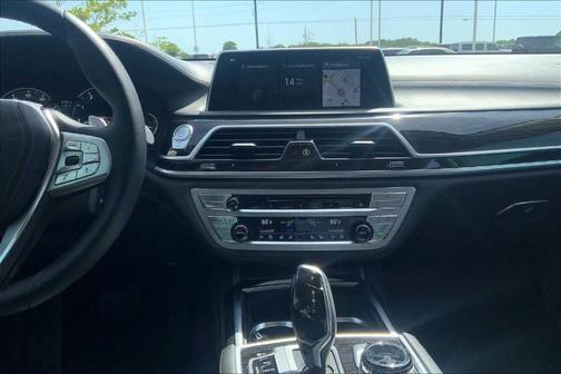 2019 BMW 750 i
