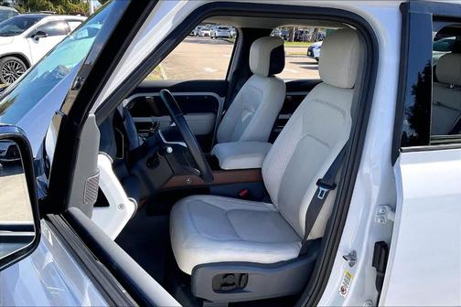 2023 Land Rover Defender 110 SE