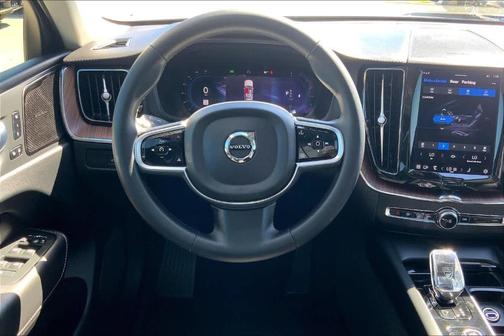 2023 Volvo XC60 B5 Ultimate Bright Theme
