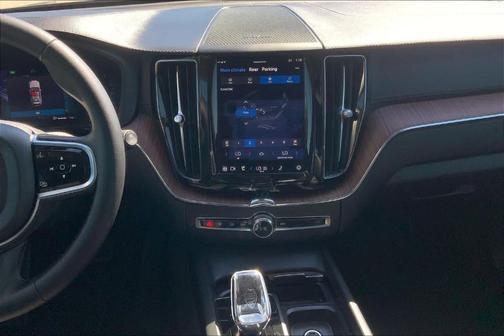 2023 Volvo XC60 B5 Ultimate Bright Theme