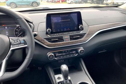 White 2019 Nissan Altima 2.5 SL