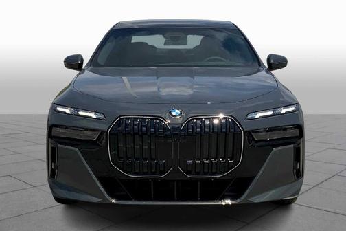 2025 BMW 740 i