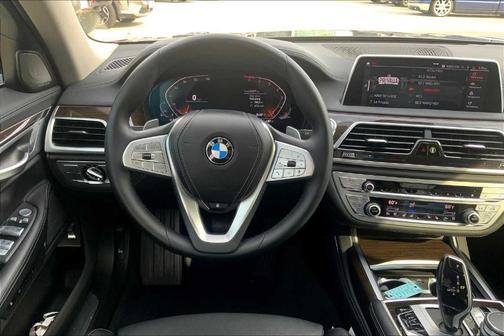 2022 BMW 740 i