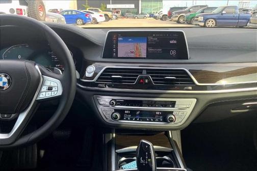 2022 BMW 740 i