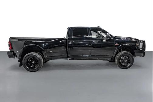 Diamond Black Crystal Pearlcoat 2022 RAM 3500 Laramie Crew Cab 4x4 8' Box