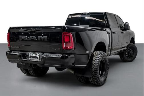 Diamond Black Crystal Pearlcoat 2025 RAM 3500 Laramie Crew Cab 4x4 8' Box