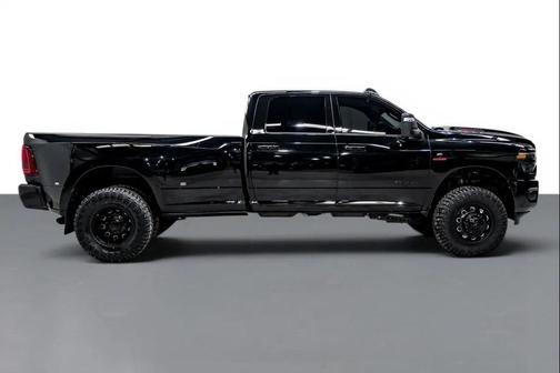 Diamond Black Crystal Pearlcoat 2025 RAM 3500 Laramie Crew Cab 4x4 8' Box