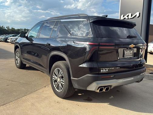 Mosaic Black Metallic 2026 Chevrolet Traverse LT