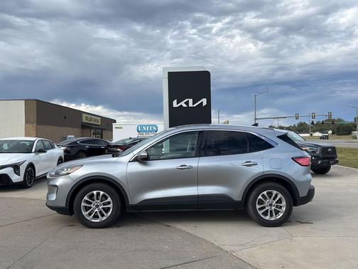 Iconic Silver Metallic 2021 Ford Escape SE