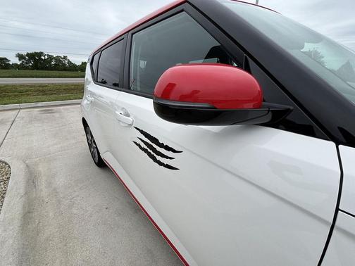 Clear White/Red Roof 2020 Kia Soul GT-Line