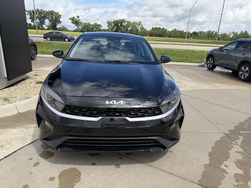Aurora Black 2024 Kia Forte LXS