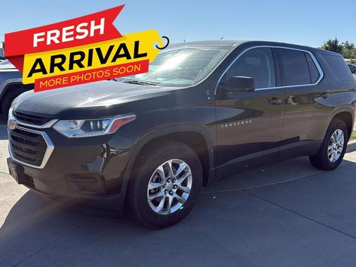 Mosaic Black Metallic 2019 Chevrolet Traverse LS