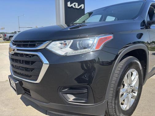 Mosaic Black Metallic 2019 Chevrolet Traverse LS