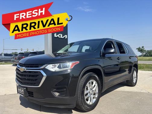 Mosaic Black Metallic 2019 Chevrolet Traverse LS