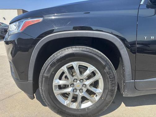 Mosaic Black Metallic 2019 Chevrolet Traverse LS