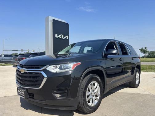 Mosaic Black Metallic 2019 Chevrolet Traverse LS