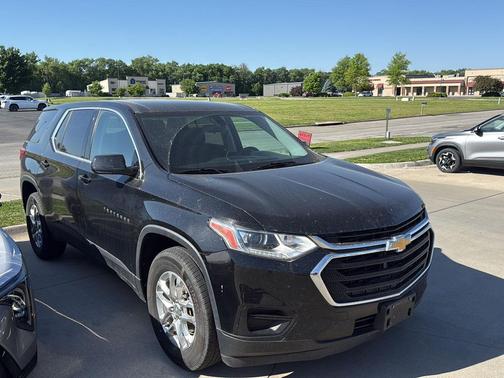 Mosaic Black Metallic 2019 Chevrolet Traverse LS