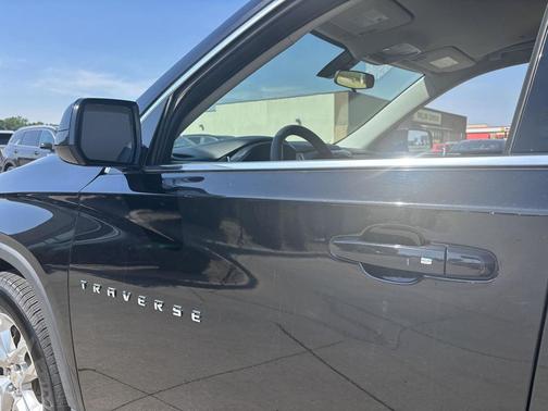 Mosaic Black Metallic 2019 Chevrolet Traverse LS