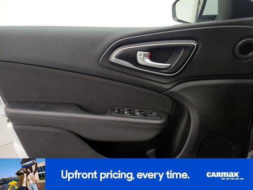 White 2015 Chrysler 200 Limited
