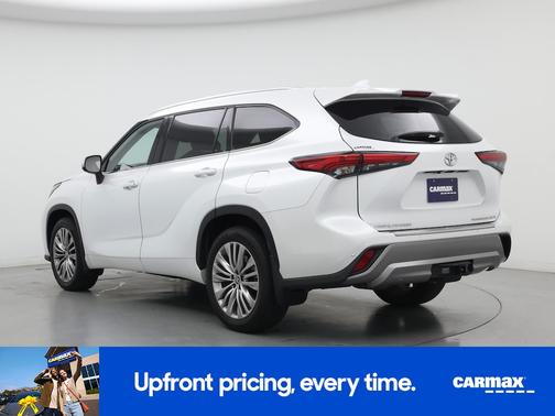 White 2022 Toyota Highlander Platinum