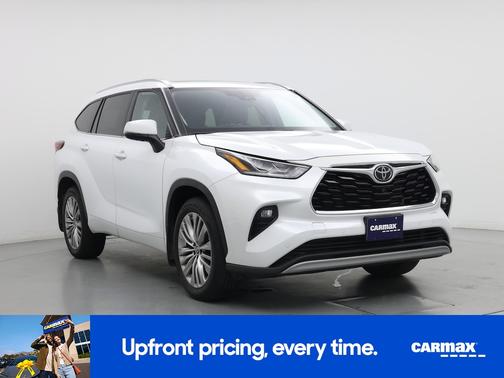 White 2022 Toyota Highlander Platinum