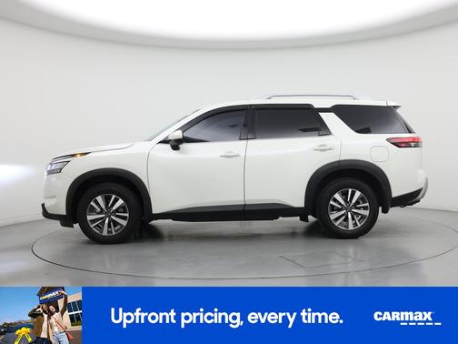 White 2024 Nissan Pathfinder SL