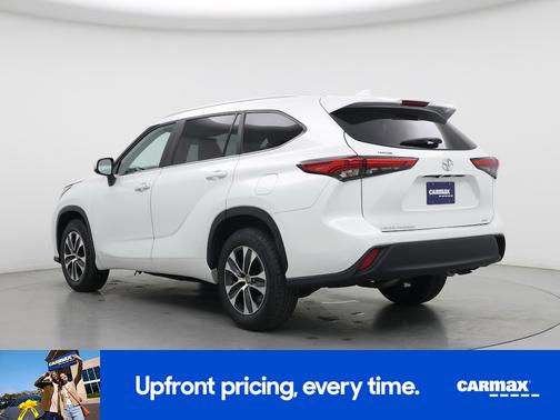 White 2023 Toyota Highlander XLE