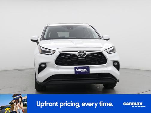 White 2023 Toyota Highlander XLE