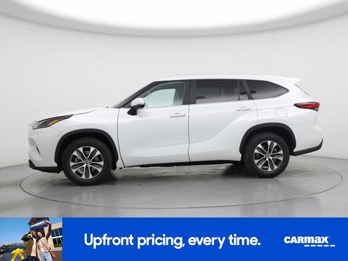 White 2023 Toyota Highlander XLE
