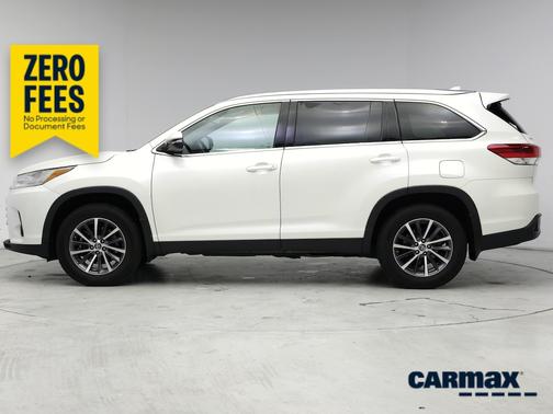 White 2019 Toyota Highlander XLE