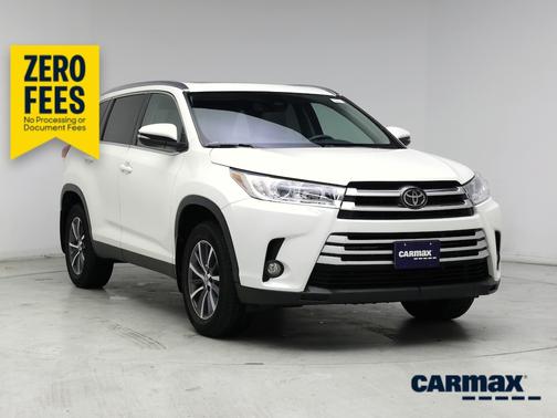 White 2019 Toyota Highlander XLE