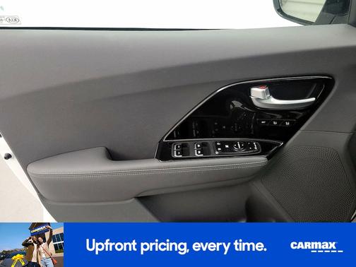 White 2018 Kia Niro EX