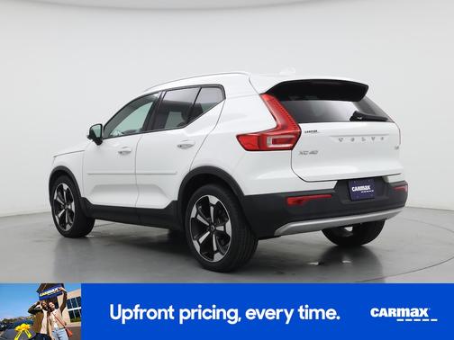 White 2020 Volvo XC40 T5 Momentum
