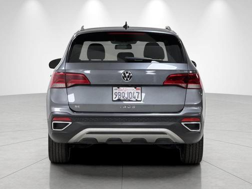 Platinum Gray Metallic 2022 Volkswagen Taos 1.5T SE