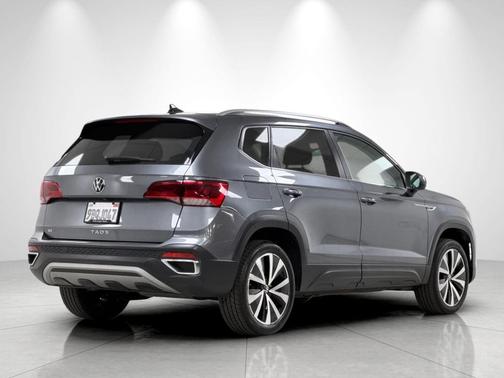 Platinum Gray Metallic 2022 Volkswagen Taos 1.5T SE