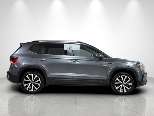 Platinum Gray Metallic 2022 Volkswagen Taos 1.5T SE