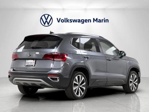 Platinum Gray Metallic 2022 Volkswagen Taos 1.5T SE