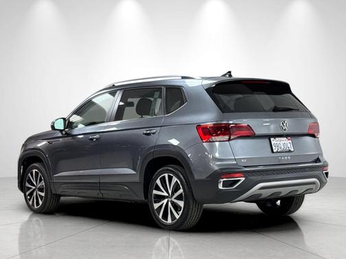 Platinum Gray Metallic 2022 Volkswagen Taos 1.5T SE