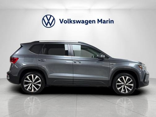 Platinum Gray Metallic 2022 Volkswagen Taos 1.5T SE