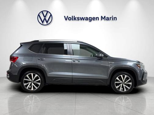 Platinum Gray Metallic 2022 Volkswagen Taos 1.5T SE