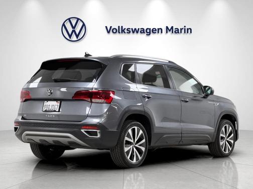 Platinum Gray Metallic 2022 Volkswagen Taos 1.5T SE