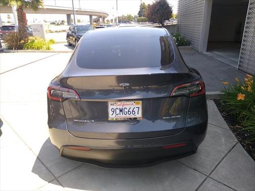2022 Tesla Model Y Long Range Dual Motor All-Wheel Drive
