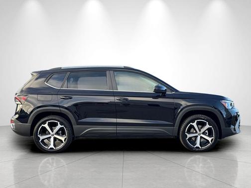 Deep Black Pearl 2026 Volkswagen Taos SEL