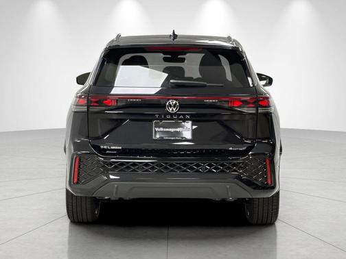 deep black pearl 2026 Volkswagen Tiguan 2.0T SEL R-Line 4MOTION
