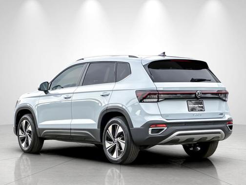 Monument Gray 2026 Volkswagen Taos SE