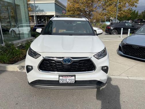 2022 Toyota Highlander Hybrid Platinum