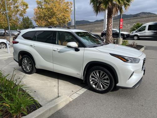 2022 Toyota Highlander Hybrid Platinum