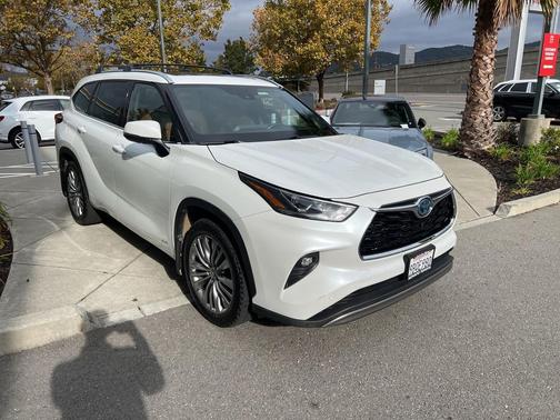 2022 Toyota Highlander Hybrid Platinum