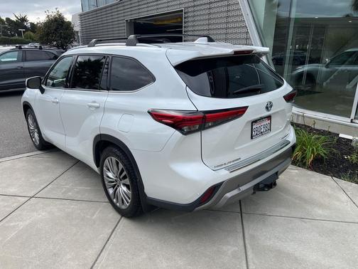 2022 Toyota Highlander Hybrid Platinum