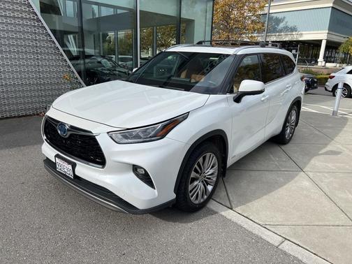 2022 Toyota Highlander Hybrid Platinum